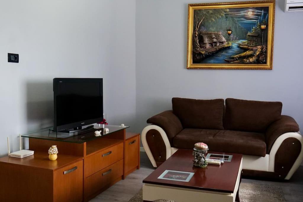 Kasmi Home Kruje Luaran gambar