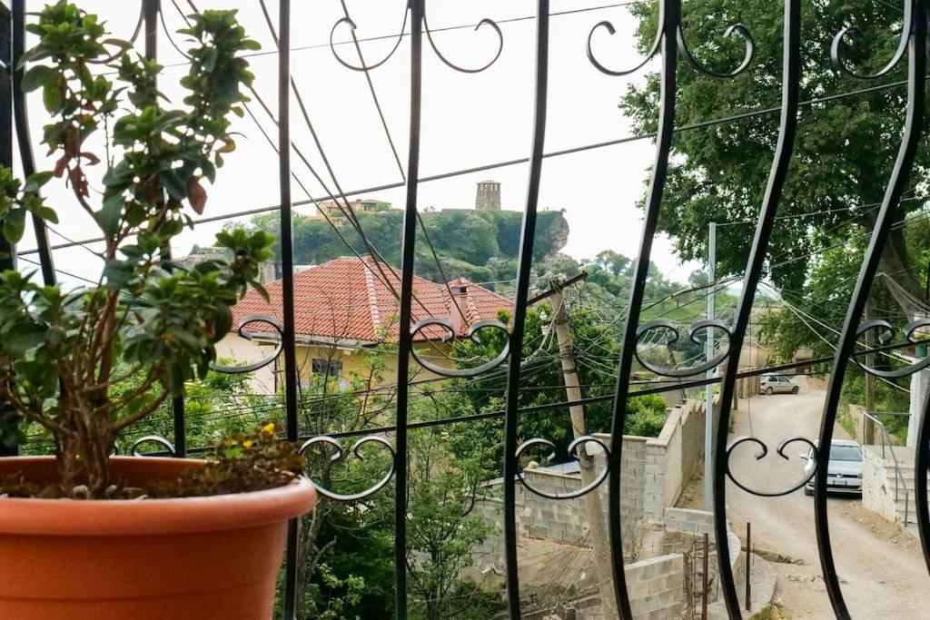 Kasmi Home Kruje Luaran gambar