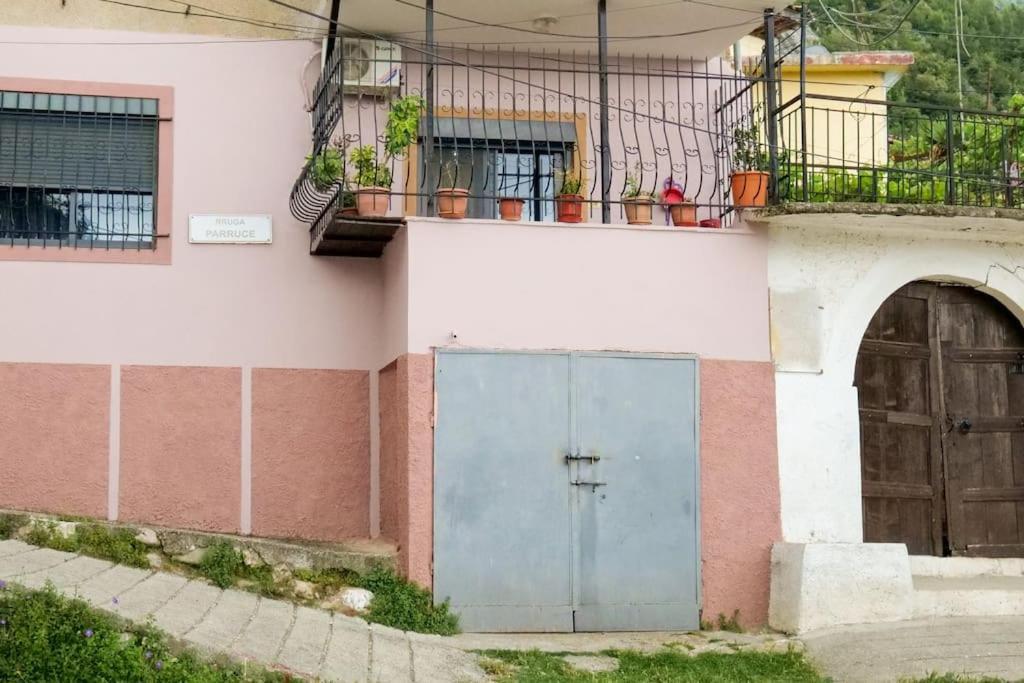 Kasmi Home Kruje Luaran gambar